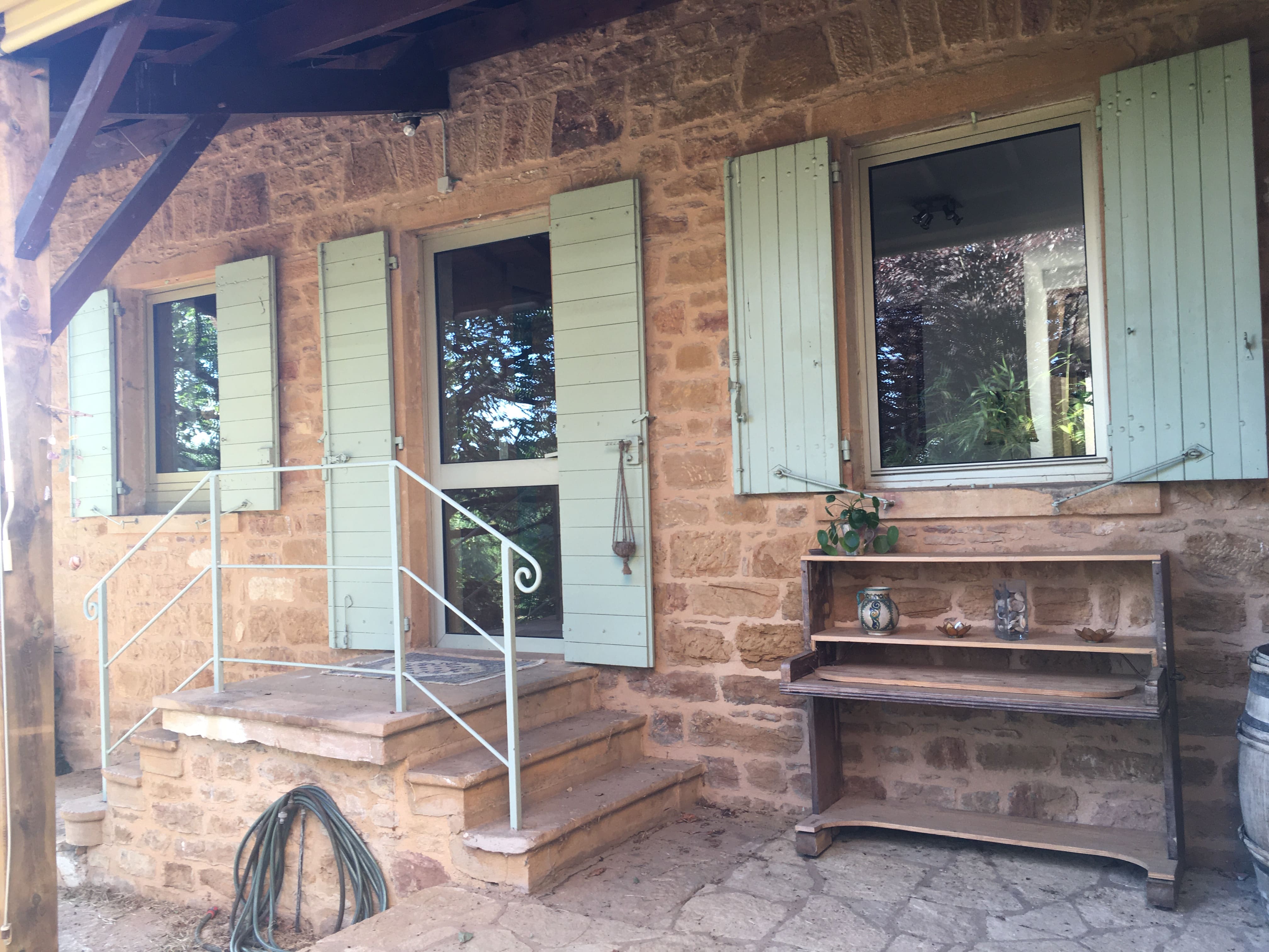 Terrasse du Cottage des Pierres Dorées baignée de soleil