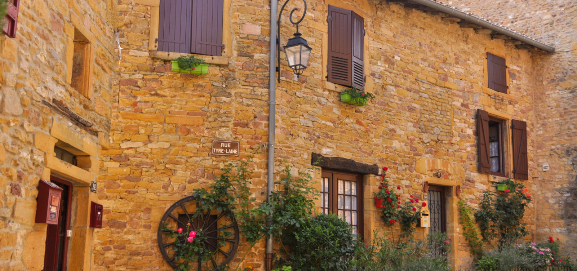 Rue pavée des Pierres Dorées