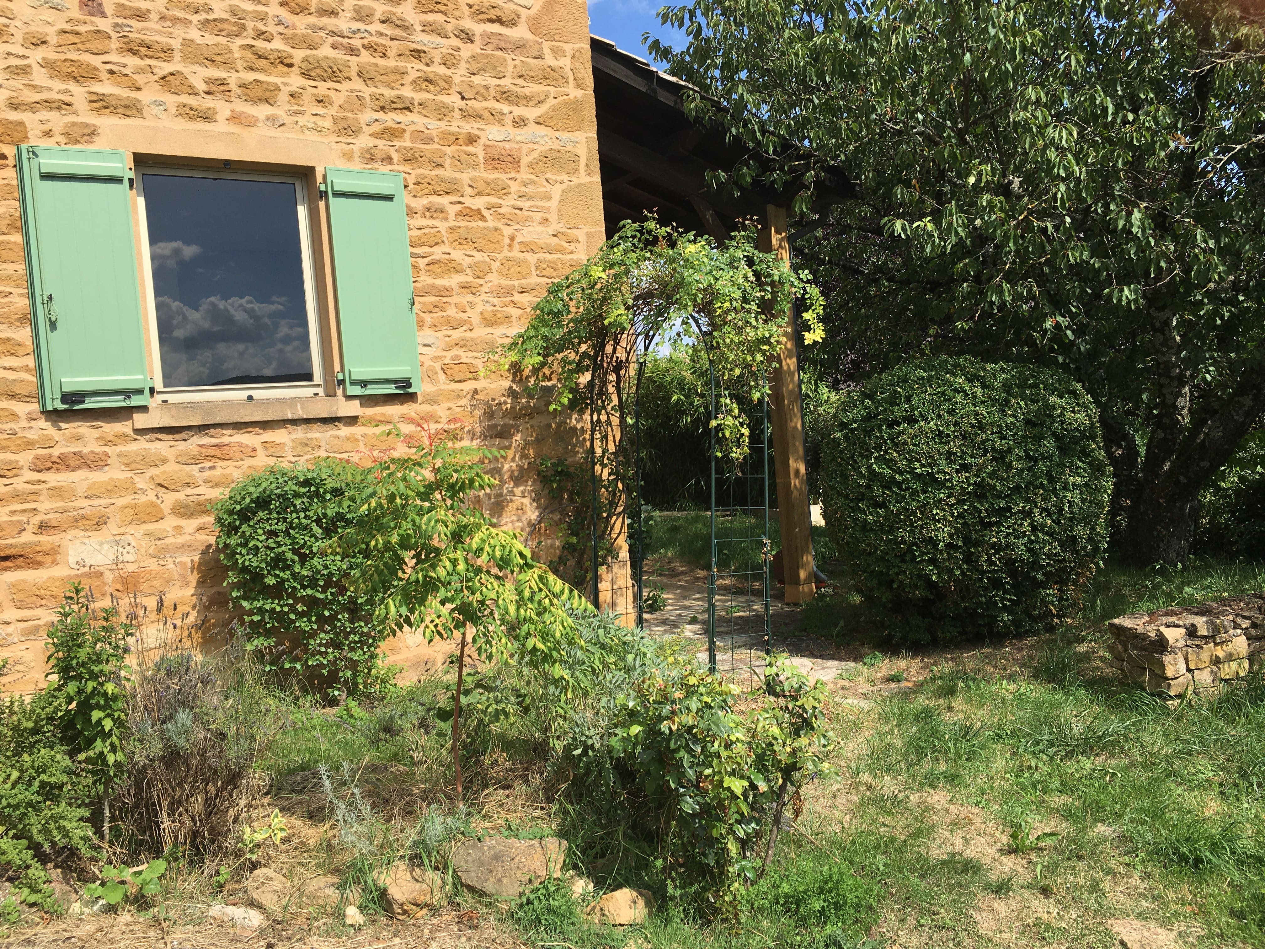 Salon du Cottage des Pierres Dorées avec poêle à bois