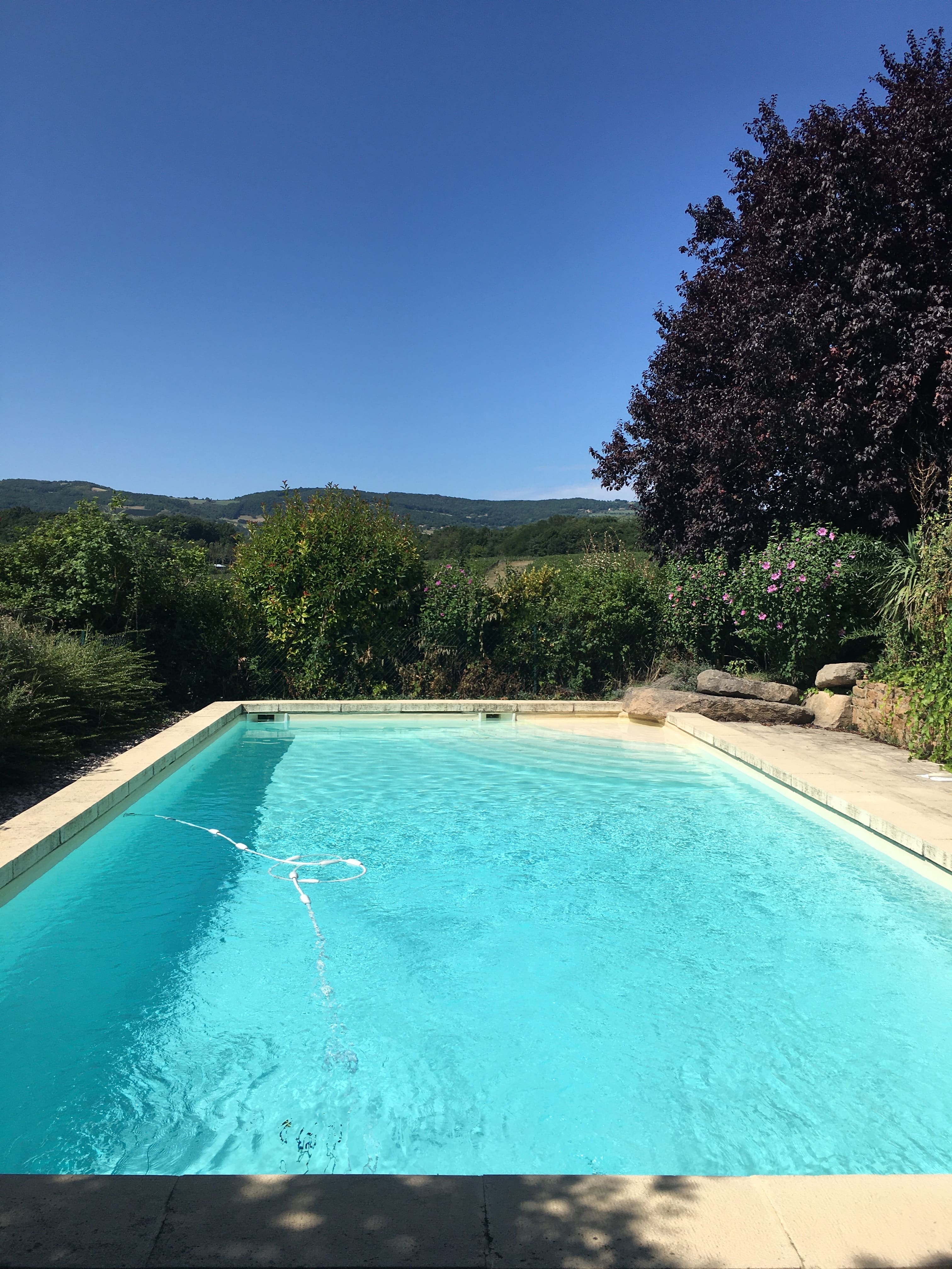 Piscine avec vue sur les collines du Beaujolais